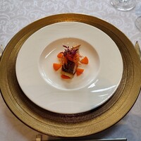 シャトー　ラ・パルム・ドール - ◯始まりの一品
                      伊勢マダイのポワレ（瞬間燻製にて）
                      下に人参のピューレ
                      人参のグラッセ、人参のビッシーを上に載せてある。
                      人参のドレッシングとの説明。