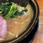 横浜家系ラーメン 三郷家 - マイルドな口当たりのスープ。