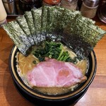 横浜家系ラーメン 三郷家 - ラーメン750円硬め濃いめ多め。海苔増し100円。