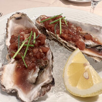 モナミ ピエロ - 選べる前菜で"生ガキ”を選択しました。まさかの2個盛。クリーミーでとてもおいしい牡蠣でした＾＾