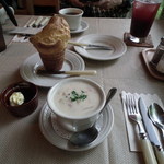 森の中の朝食とカフェの店　キャボットコーヴ - 暖かいスープ、クラムチャウダーとポップオーバー（ジャムとバター付）650円、クランベリーソーダ500円