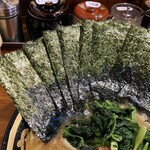 横浜家系ラーメン 三郷家 - 海苔増しは5枚100円。