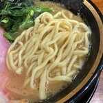横浜家系ラーメン 三郷家 - 大橋製麺多摩の中太麺。