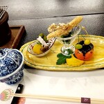 花筏 - 前菜　菊菜、壬生菜浸し 　　　長芋このわた和え 　　　栗甘露煮 　　　甘鯛玄米衣揚げ 　　　紫ずきん、銀杏 　　　むかご松葉刺し 　　　いちょう芋、稲穂