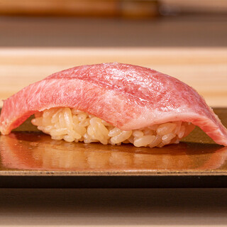 保留鮮活的美味。請享用使用嚴選食材製作的傳統壽司。