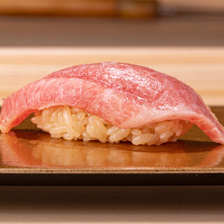 Hold a lively delicacy. Enjoy traditional Sushi made with carefully selected ingredients.