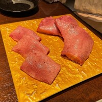 炭火焼肉 ふちおか - 厚切りタン、薄切りタン