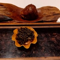 ラ ペ - 下はサーモンムースにキャヴィア。上はポルチーニ風味のファーブルトン。ポルチーニ風味は薄いがファーブルトンが焼き立てなのに思わずニヤリ。勝ち戦の予感が漂います。