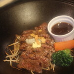 焼肉ホルモン金龍 - 炭火焼黒毛和牛ミスジステーキ鉄板定食(ライス、スープ、サラダ付き)