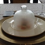 シャトー　ラ・パルム・ドール - ◯始まりの一品
      伊勢マダイのポワレ
      ガラス容器の中は燻製の煙が充満されてて
      瞬間燻製にて提供された。