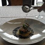 シャトー　ラ・パルム・ドール - 
      ◯魚料理
      マハタのポワレ
      付け合せにチンゲン菜、イカ墨のリゾット、
      イカ墨とバルサミコ酢のソース。
      上からパルミジャーノレッジャーノチーズを掛けられた。