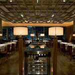 サイアムヘリテイジ東京 - オープンキッチンから望む窓際への景色…