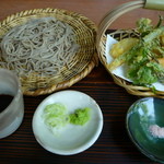 そば茶屋もず - 【野ノもの天ぷらとざる蕎麦（十割）　１４００円】