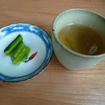 そば茶屋もず - 最初に出て来る蕎麦茶と信州産野沢菜漬け