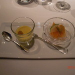 アミューズはに人参の冷たいスープに厚切りのサーモンとジュレ