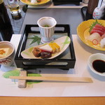 Shabu Shabu Nihon Ryouri Kisoji - 御法事会席「白菊」　最初に出てきた「先付、前菜、お造り（四種）」中央のお皿には、ごぼうをお肉で巻いたもの、花豆、紅白羊羹、卵焼き。小さい器にはくらげの和え物。左にはうにを乗せた豆腐。