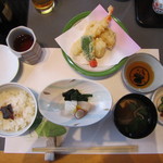 しゃぶしゃぶ・日本料理 木曽路 - お凌ぎ（そば）、揚物（天ぷら）、留鉢（イカとホタテとわかめの酢の物）、御飯、汁物（みそ汁）、香の物（きゅうりと瓜の漬物）