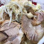 ラーメン二郎 - 肉だけでお腹いっぱいになりそうな小豚のボリューム！