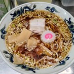 中華そば みたか - ステンレスのカウンターに置かれたラーメン。このビジュアル、最高！ナルトは、やはり外せません