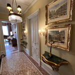 THE GRITTI PALACE - 部屋内の廊下　途中にサブWC