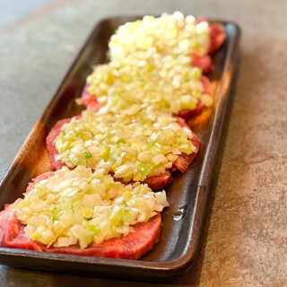 鉄板で焼く極上の肉！旨味が溢れる至福の一口