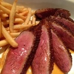 ピレネー - 鴨胸肉の暖炉焼き。フランス産の鴨の濃厚な赤身は噛めば噛むほど深い味わい。