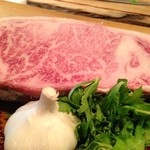 ピレネー - Ａ５ランク信州プレミア牛。見事なサシの入った最上ランクの霜降りはとろける味わい。