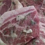 ピレネー - 信州飯田のブランド豚「千代幻豚」。ニンニクとハーブでマリネした豚肉は驚くほどジューシー！