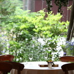 ピレネー - 店内やテラスからは軽井沢の美しい緑が見はらせます。