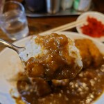 らーめん優月 - 辛さは「中辛」ぐらい。食べやすい辛さかと。それでもスパイスは感じるルーです。ご飯は柔らかめ。でもルーとカツの旨さで、気にせずバクバク食べちゃいました❗