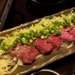 九州うまいもんと焼酎 芋蔵 - 馬刺。厚くスライスされ、食べ応えがある。