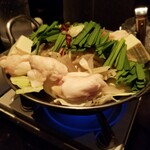 九州うまいもんと焼酎 芋蔵 - もつ鍋は欠かせません。