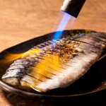 卓上で炙る！金華〆サバ