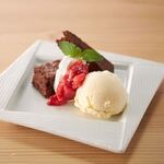 Chocolate brownie & milk ice cream ~with strawberry sauce~