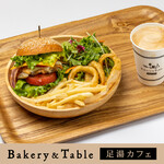 ベーカリー＆テーブル 東府や 足湯カフェ - 【B&T足湯カフェ】伊豆黒米バンズのチキンバーガーセット