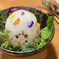 メゾン ケイ - スペシャリテの前菜　庭園風季節のサラダ、レモンの泡、アーモンドとオリーブのクランブル、中には数種のソースと野菜、魚
                    混ぜていただくとかなり美味しい！