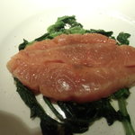 コート ドール - 桜鱒燻製、菜の花添えのアップ