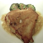 コート ドール - 骨付き平目のポワレのアップ