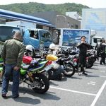 愛南 市場食堂 - 広い駐車場ですがバイクや車で一杯。