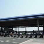 愛南 市場食堂 - 駐車場でバイク並べなおして集合写真。