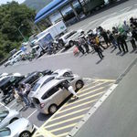 愛南 市場食堂 - 駐車場まで伸びるお客さんの行列。