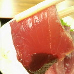 愛南 市場食堂 - びやびやかつお、透明感のある刺身のアップ。