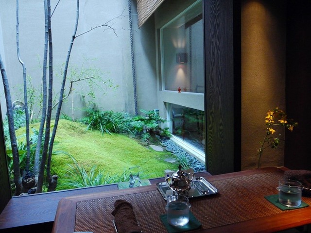京都.俵屋旅館の[遊形]で30年以上前に求めた座、です。 2200円のわらび餅！超高級老舗旅館「俵屋」プロデュースの