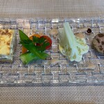 RESTAURANT MURAYAMA - 前菜　キッシュロレーヌ　生野菜のサラダ　豚肉とレーズンと胡桃のパテ