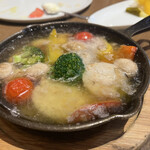 ピッツェリア Tatsunoko - 魚介と彩り野菜の熱々アヒージョ