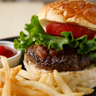 【19年続く看板商品！ボリューム抜群の肉厚ハンバーガー！】