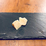 アンフォラ - ◎ ガロ（函館チーズ）2片　黒板をみて気になって注文　ポイヤックやオーストリアの赤にバッチリ。
