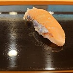 小判寿司 - サワラ（焼いてから昆布締め）