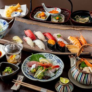 季節料理とお寿司が楽しめるコースを豊富にご用意しております