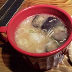 酒場スワロウ - お味噌汁(揚げナス、エノキ、油あげ)